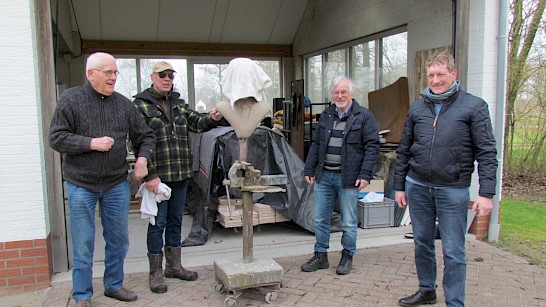 Comité bij de beeldhouwer die kunstwerk Willem Sluiter gaat maken