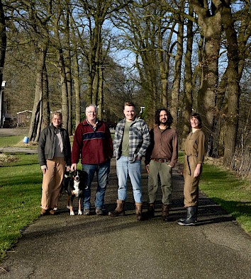 De vier nieuwe boeren samen met de vorige eigenaar