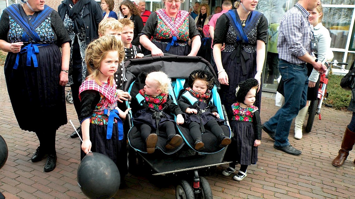 Dames in Staphorster klederdracht